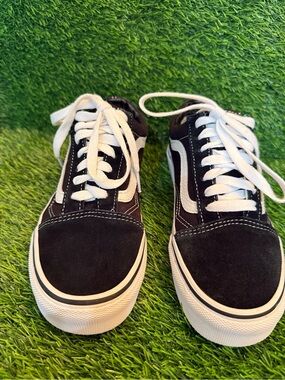 Vans Unisex Classic Black and White Suede Skate Sneakers - Men's 4.5.  W6.0